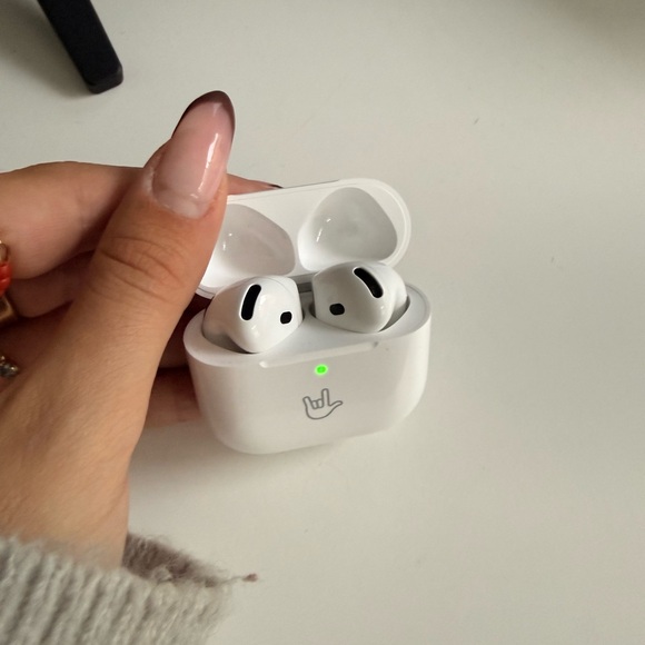 4th GEN APPLE AIR PODS - Picture 1 of 7
